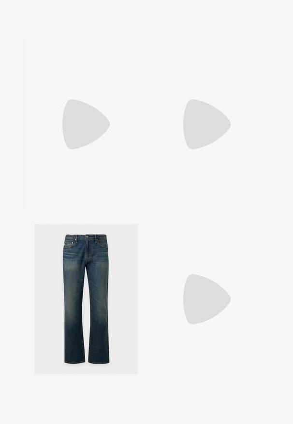 Blauwe katoenen T-shirt met korte mouwen en een ronde hals. Voorzien van een prominent wit EA7 Emporio Armani-logo op de voorkant.; Blauwe rechte spijkerbroek met vijf zakken en subtiele vervaagde details op dijen en knieën, getoond tegen een effen achtergrond.; Witte leren sneaker met een textuur bovenkant, ronde neus, vlakke witte zool en tonale veters. Subtiele branding op de tong.; Donkergrijze rechthoekige crossbodytas met verstelbare riem, voorvak met rits en zilveren logokembleem.