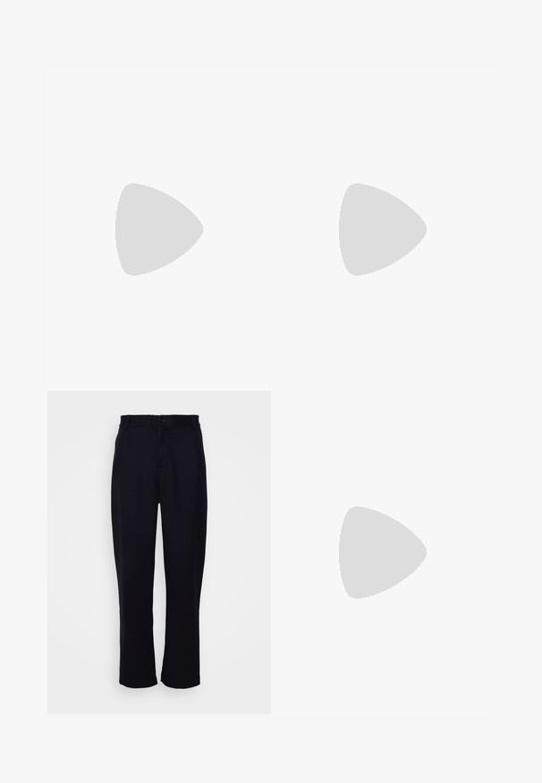 Chemise noire à manches longues avec un col rond, patte de boutonnage à trois boutons et poignets ajustés. Fabriquée en tissu doux avec une texture lisse.; Pantalon noir avec un design à jambe droite, présentant une taille ajustée, un unique bouton à l'avant et deux poches avant. Texture lisse.; Mocassin noir en cuir sans contrefort avec des glands sur le dessus, affiché de côté sur un fond clair uni.; Collier de perles colorées présentant différentes formes et tailles, avec des accents métalliques et de petits charms décoratifs. Principalement multicolore.