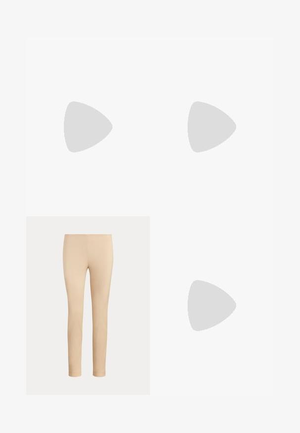 Polo azul marino de manga corta con cuatro botones blancos y logo bordado en rojo en el pecho, cuello doblado hacia abajo.; Pantalones beige ajustados hasta el tobillo con un acabado liso y sin bolsillos visibles ni adornos sobre un fondo liso.; Botín de cuero marrón con acabado suave, puntera redondeada y hebilla decorativa lateral. Cuenta con un tacón bajo de madera y detalles mínimos de costuras.; Cinturón de cuero marrón con hebilla ovalada plateada y costuras blancas, colocado plano sobre un fondo gris claro.