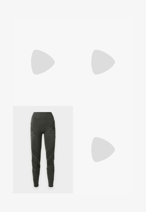 Mørkegrøn langærmet bluse lavet af strækbart stof med teksturerede mønstre og ribbede detaljer langs ærmerne og torsoen.; Mørkegrønne leggings lavet af strækbart stof med strukturerede mønstre og detaljeret syning langs siderne og anklerne, med en høj talje.; Sort læder højhælet sko med spids tå, åbne sider og en tynd ankelrem med en lille guld detalje.; Olivengrøn læderclutch med ruchet design, sølvmetalramme og dobbelt kugle-lukning. Har en glat tekstur og en bred rem.