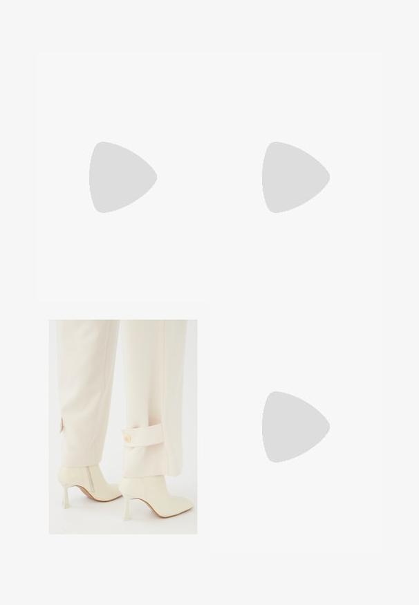Lichtblauwe oversized t-shirt van textuurstof met een ronde halslijn en korte mouwen. Heeft een relaxte pasvorm en een minimalistisch ontwerp.; Beige op maat gemaakte broeken met een omgeslagen zoom, voorzien van een knoopdetail, gecombineerd met witte enkellaarsjes met een doorzichtige stilettobhiel.; Bordeaux lakleren slingback kittenhak schoen met puntige neus en decoratieve strik aan de voorkant.; Rode leren handtas met een gladde textuur, een gebogen handvat en een ruime rechthoekige vorm. Kenmerkt zich door een minimalistisch ontwerp zonder zichtbare hardware.