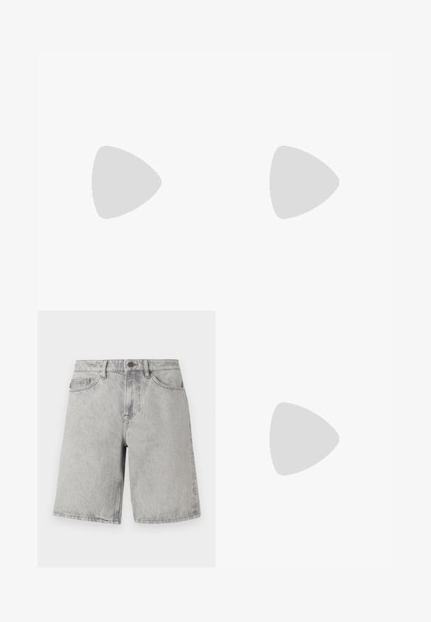 Polo bleu à manches courtes avec col, deux boutons noirs, coupe régulière, et logo discret « BOSS » sur la poitrine gauche.; Shorts en jean gris clair avec fermeture par bouton et fermeture éclair, passants pour ceinture et poches avant, présentés sur un fond blanc.; Mocassin en cuir noir avec un accent métallique, présenté en lévitation au-dessus d'un tapis beige, avec une table ronde de couleur ambre en arrière-plan.; Ceinture en cuir noir avec une finition lisse, dotée d'une boucle rectangulaire en métal gris embossée du logo "BOSS". Design élégant et simple.
