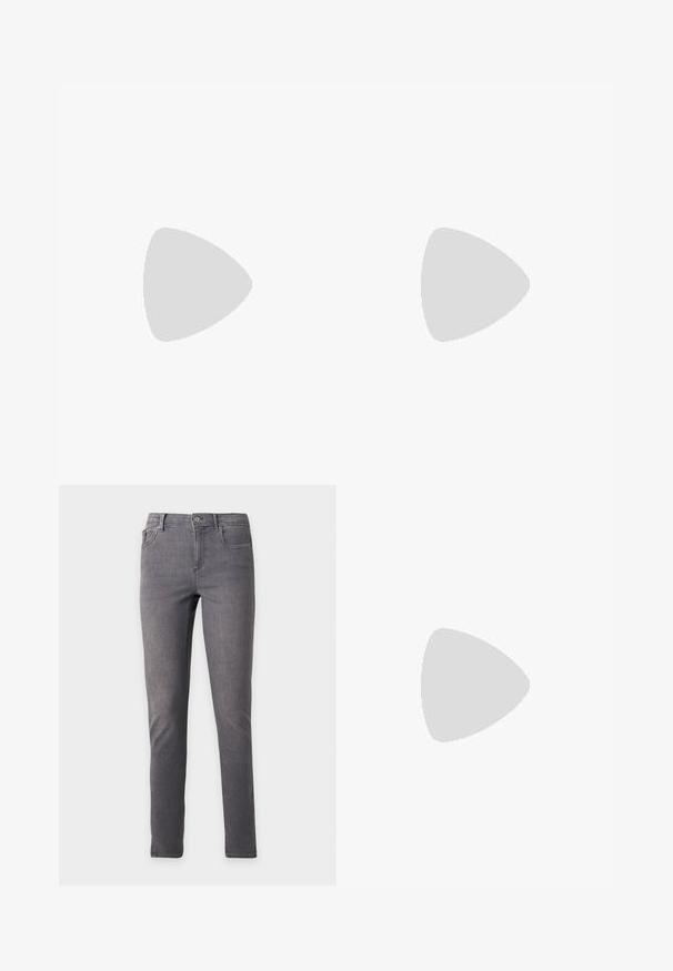 Støvet rosa camisole med blondekant, justerbare spaghettistropper og et satinbånd i taljen. Blødt stof med et flagrende design.; Slim-fit grå denim jeans med frontknap, lynlås, bæltestropper og fem-lomme design, vist på en ensartet lys baggrund.; Brun spids slingback-sko med lav hæl og spænde, hvilende på en skinnende, metallisk sølv tuftet overflade.; Bordeaux håndtaske lavet af glansfuldt materiale, rektangulær form, med to skulderremme og subtile buede detaljer på forsiden.