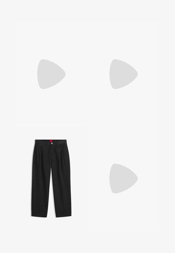 Schwarzes Langarm-Polohemd aus glattem Stoff. Verfügt über einen Kragen, eine Dreiknopfleiste und ein dezentes Logo auf der Brust.; Schwarze Hose mit hoher Taille, vorderen Falten, Gürtelschlaufen, Knopf- und Reißverschluss sowie einem roten Etikett innen am Bund.; Glänzender schwarzer Lederschuh mit niedrigem Absatz, Schnürverschluss und runder Kappe, seitlich auf hellem, schlichten Hintergrund gezeigt.; Schwarzer Leder-Gürtel mit glatter Textur, ausgestattet mit einer rechteckigen Schnalle in Silberoptik und einem geprägten Markenlogo auf dem Metall.