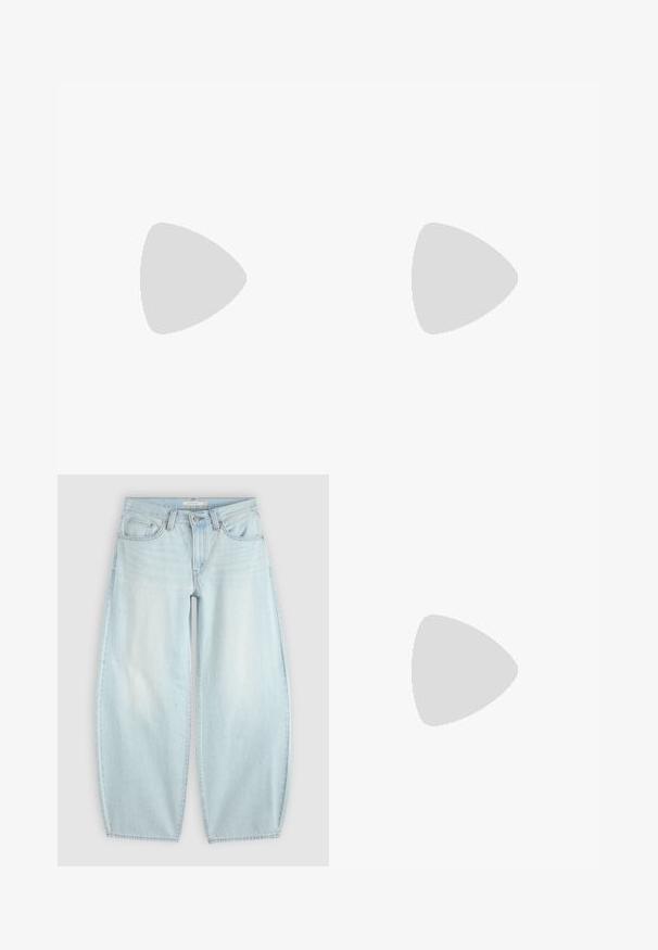 Burgunderfarbenes Langarmoberteil aus transparentem Stoff mit einem subtilen schwarzen Logomuster. Es hat einen runden Halsausschnitt und eine taillierte Silhouette.; Hellblaue Jeans mit weitem Bein, Knopf- und Reißverschluss, Vordertaschen und Gürtelschlaufen auf einfarbigem Hintergrund.; Bordeauxfarbene Leder-Stiefeletten mit spitzem Schnitt, strukturierten Oberflächen und einem schmalen, niedrigen Absatz. Verfügen über dezente Nähte und einen engen Sitz.; Frau trägt eine schwarz-weiß gemusterte Bluse und hält eine glänzende rote Schultertasche vor einem einfarbigen Hintergrund.