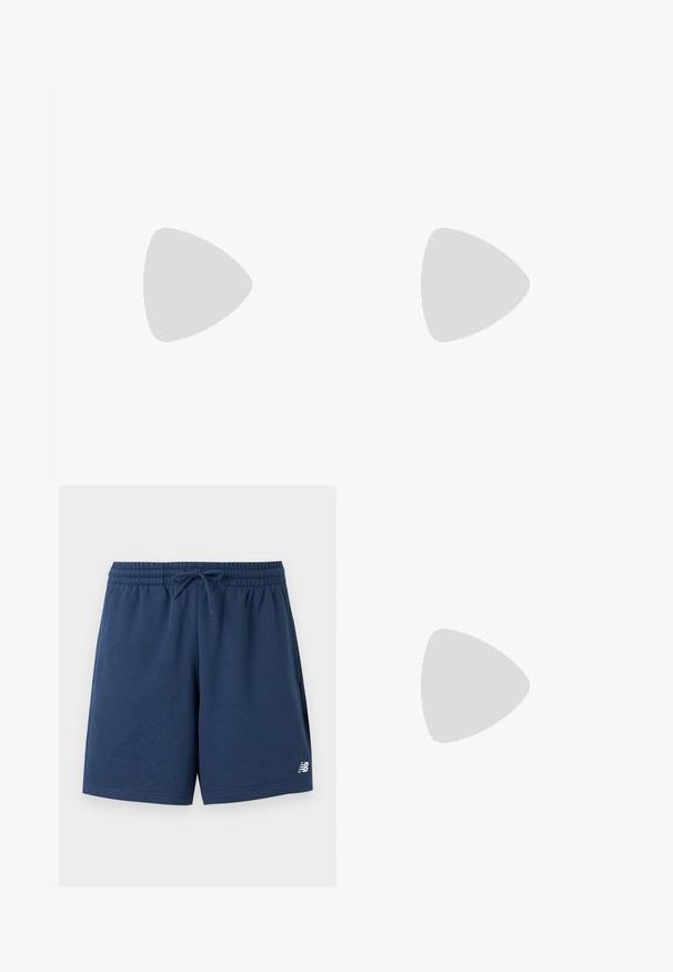 Bomulds T-shirt i dyb marineblå. Korte ærmer, rund hals, med et lille hvidt logo på venstre bryst. Glat tekstur, klassisk pasform.; Marineblå atletiske shorts med elastisk talje, snøre, sidelommer og hvidt New Balance-logo på venstre ben.; Hvid lav-ankel sneaker med gummisål, lysegrå tåhætte, navy hæltab og "Steve Madden" mærkat med signatur på siden.; Marineblå silke slips, slank design med spids spids, glat tekstur, ensartet farve uden mønstre eller accenter.
