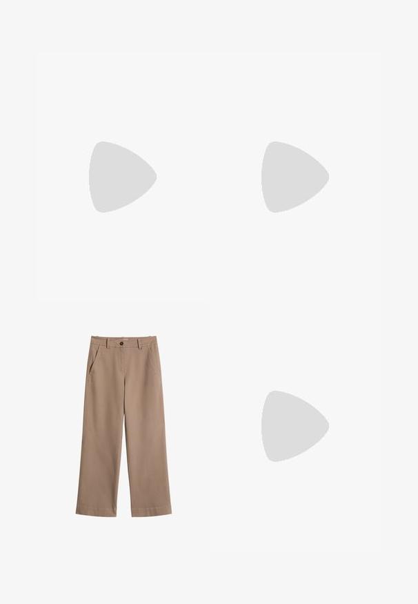 Hellblaues Hemd mit horizontalen weißen Streifen, kurzen Ärmeln, rundem Hals und lockerer Passform. Hergestellt aus einem weichen Baumwollmaterial.; Beige gerade geschnittene Hosen mit seitlichen Taschen, Gürtelschlaufen und Knopfverschluss in der Taille.; Beige Sneaker aus glattem Leder mit runder Zehenpartie, flacher Gummisohle und minimalistischem Design, das subtile Nähte und Perforationen aufweist.; Schwarze, glatte Leder-Schultertasche mit einem breiten, einzelnen Riemen und einem lässigen, minimalistischen Design vor einem einfarbigen Hintergrund.