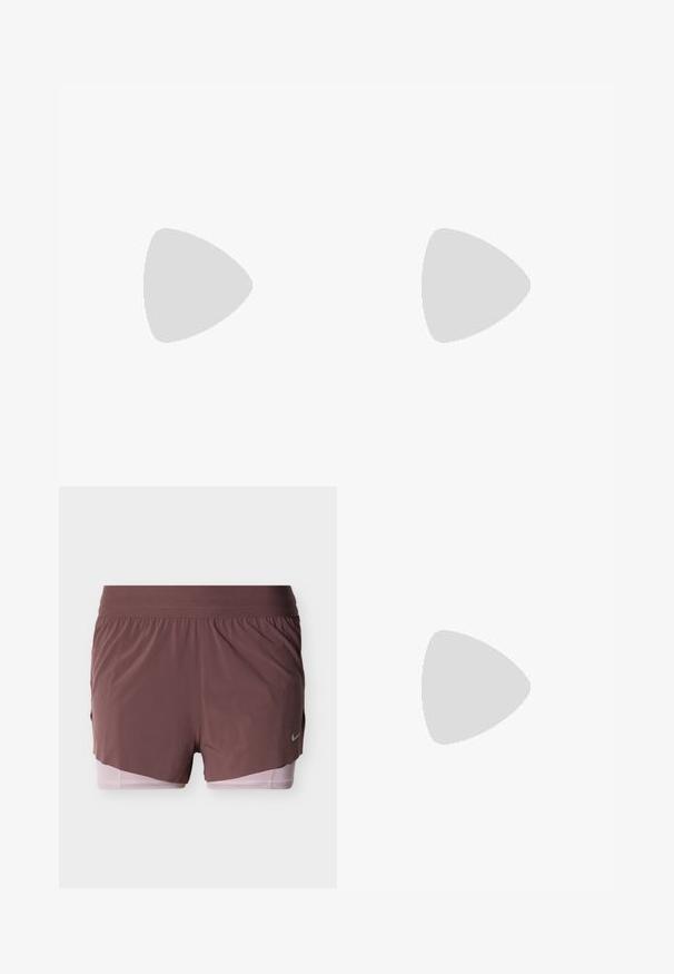 Bordeaux cropped t-shirt gemaakt van gladde rekbare stof. Heeft korte mouwen en een ronde hals, met een subtiele logo op de borst.; Korte broek in diep mauve met een lichtgewicht ontwerp, voorzien van een brede tailleband en een roze binnenvoering. Heeft een klein logodetail aan de zijkant.; Zwarte sportieve schoenen met een gestructureerde bovenkant, bruine accenten en een paarse air-cushion zool. Vetersluiting met opvallende merkvoering.; Zwarte vingerloze fitnesshandschoenen van ademend materiaal, met een wit Nike-logo, gevoerde handpalmen en een open polsontwerp voor flexibiliteit.