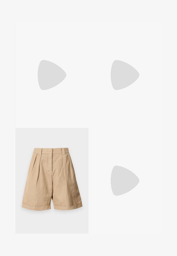 Camiseta negra de algodón con un logo rectangular de la marca en color crema con texto de estilo manuscrito. Mangas cortas y un corte estándar.; Pantalones cortos de lino beige con cintura alta, dos pliegues frontales y puños doblados. Textura suave con un diseño ajustado.; Zapato plano de punta puntiaguda de cuero negro con tacón bajo y acabado liso, mostrado de perfil sobre un fondo gris claro.; Bolso bandolera de cuero caqui con acabado texturizado, cierre con solapa, logotipo plateado y correa ajustable. Forma rectangular compacta.