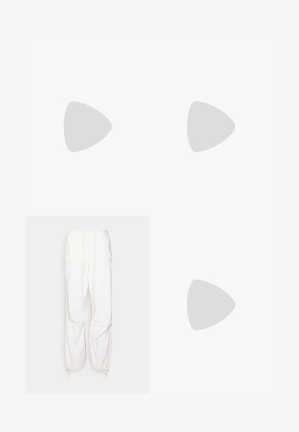 Čierne rebrované tričko s krátkym rukávom a okrúhlym výstrihom, s malým zeleným logom krokodíla Lacoste na ľavej hrudi.; Samsøe Samsøe TROUSERS  - Nohavice - pristine; Selected ASHLEY - Šľapky na opätku - black; Čierne slnečné okuliare v štvorcovom tvare so sivými gradientovými šošovkami. Lesklé rámy s čistými líniami. Strieborný logotyp ako akcent na nožičkách.