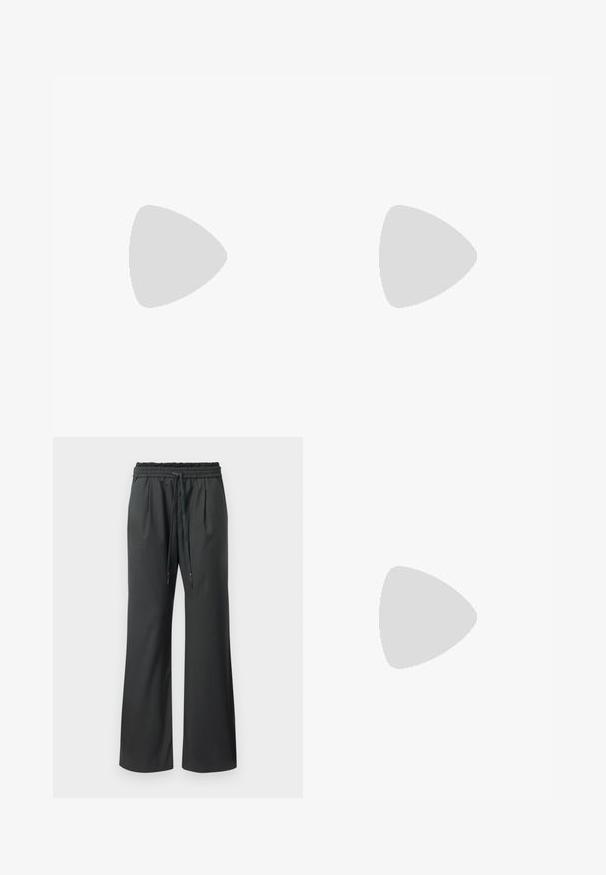 Haut argenté à épaules nues avec texture plissée, fabriqué à partir d'un tissu scintillant. Conception courte et ajustée avec une finition lisse.; Pantalons larges noirs avec une taille élastique et de longues cordons, présentés sur un fond blanc uni.; Sandale en cuir verni noir avec trois brides, boucle de cheville et talon aiguille de 10 cm. Présente un détail en métal doré et un charm logo.; Sac à main en cuir noir avec un design plissé, une sangle unique, un cadre métallique argenté et deux grandes fermoirs ronds en argent.