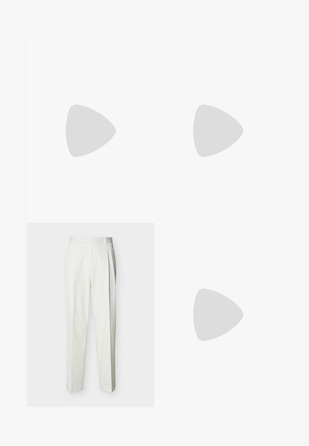 Lichtgrijze polo met drie knopen, bicolor afwerking op de kraag en mouwen, en een klein zwart "BOSS" logo op de borst.; Witte, op maat gemaakte broek met hoge taille, broekriemlussen en voorplooien, weergegeven op een effen achtergrond.; Zwarte leren loafer met metalen accent, zwevend weergegeven boven een beige tapijt, met een ronde, amberkleurige tafel op de achtergrond.; Zwarte leren reistas met twee bovenhandvaten, een afneembare schouderband en een ritsvak aan de voorkant voor extra opbergruimte.