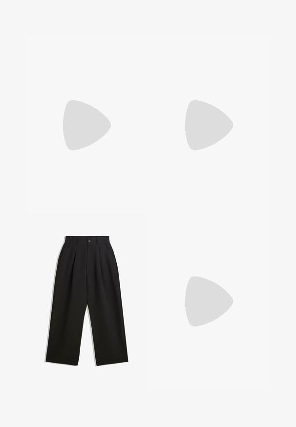 Débardeur sans manches gris clair en coton doux, doté d'un col rond, d'une coupe décontractée et d'un design minimaliste sans ornements.; Pantalons noirs à coupe décontractée, avec des plis à l'avant, des poches latérales et une fermeture à bouton. Fabriqués en tissu texturé.; Mocassin en cuir noir avec une semelle en caoutchouc épaisse et un détail classique de bride à monnaie, vu de côté extérieur.; Lunettes de soleil Ray-Ban avec des verres verts, monture en plastique noir et accents dorés sur les bords. Forme carrée avec une finition mate.