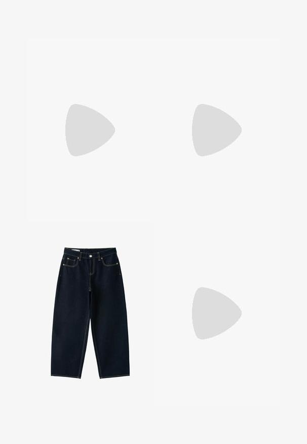 Blå sweatshirt med ribbet rund hals, der har horisontale lyseblå striber og en glat tekstur. Rent design, blødt stof.; Mørkeblå jeans med brede ben og høj talje, foran knap, lynlås og fem lommer med synlige sømme.; Sort Adidas-sneaker med hvide striber og gummisåler, svævende over grå betontrapper i naturligt lys.; Mørkebrunt, skinnende læder skuldertaske med en enkelt bred rem og spændedetalje på den ene side, sat mod en ensartet lys baggrund.