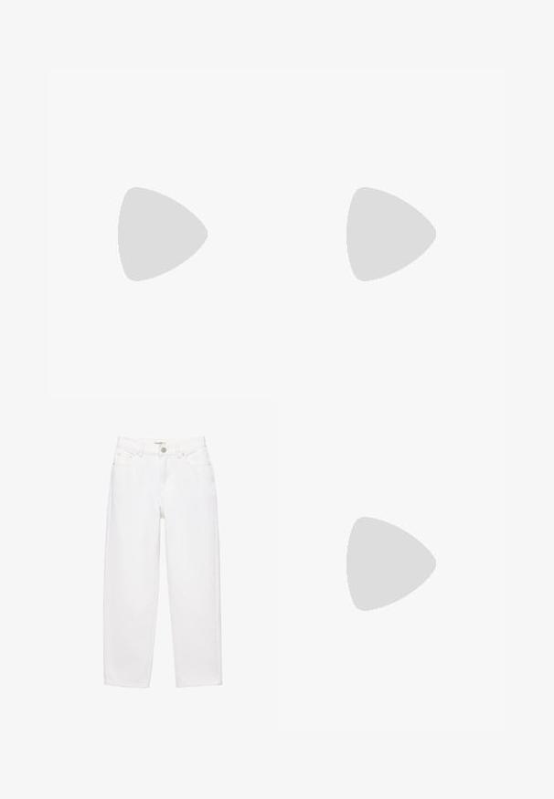 Hellgrünes Baumwoll-T-Shirt mit lockerer Passform, aufgerollten kurzen Ärmeln und einem kleinen runden Logo auf der linken Brust.; Weiße Jeans mit geradem Bein aus Denim, mit Frontknopfverschluss, Fünf-Taschen-Design und dezenten Steppnähten.; Hellgrauer Wildleder-Clog mit Schnallenriemen, der über einem gewebten beigen Teppich in einem modernen Wohnzimmer schwebt.; Dunkelgrüne Wildleder-Tote-Tasche mit einem lässigen Design, ausgestattet mit breiten, weichen Griffen und einer glatten Textur. Minimalistische Bauweise ohne sichtbare Beschläge.