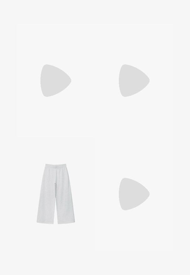 Sort langærmet cropped T-shirt lavet af blødt bomuld med klassisk rund halsudskæring og afslappet pasform. Ingen synlige mønstre eller accenter.; Lys grå vidtgående bukser lavet af blødt stof med elastisk talje. Designet har en løs pasform for komfort og bevægelsesfrihed.; Sort lædersneaker med hvidt trestribet design, teksturerede detaljer, sorte snørebånd og en gum-sål. Brandlogo synligt på tungen.; Sort læderhåndtaske med lange, runde håndtag og en buet, rektangulær form, der har en lynlåslukning øverst.