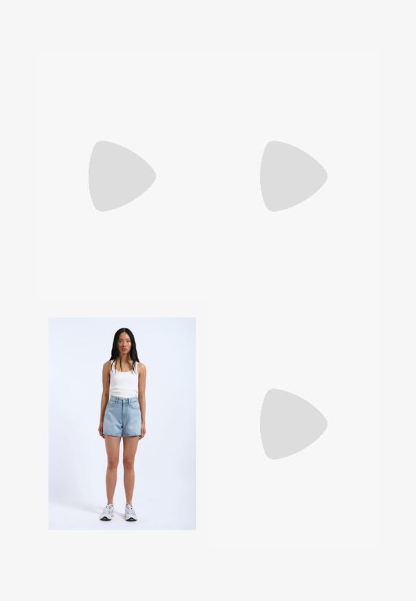 Donkerblauw tanktop met horizontale witte strepen, gemaakt van rekbare stof. Beschikt over een ronde hals en een klein merkje aan de zoom.; Jonge vrouw met lang donker haar, gekleed in een wit tanktopje, lichtblauwe spijkershorts en witte sneakers, staand tegen een effen achtergrond.; Bruine leren slidesandaal met kruisschouderbandjes, platte zool, fijne textuur en minimalistisch ontwerp voor casual gebruik.; Gestreepte geweven tas in zwart en beige, met een slouchy ontwerp, gestructureerd oppervlak en een klein leren accentpatch.