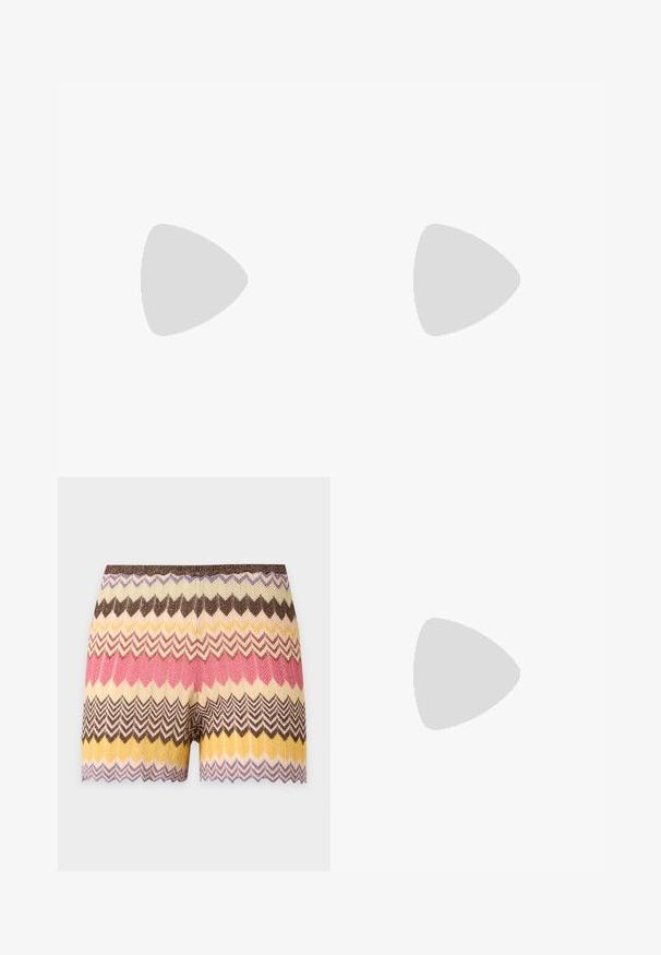 Haut blanc sans manches avec fines rayures horizontales marron foncé, bordure marron foncé au col et aux emmanchures, et logo "6F" au centre de la poitrine.; Shorts en maille avec motif zigzag dans des tons marron, crème, jaune, rose et violet, avec un ourlet festonné.; Sandales noires à glissière avec un large dessus, texture en cuir lisse, design à bout ouvert et détail doré sur la sangle. Semelle plate.; Sac rectangulaire avec motif floral jaune et noir et anse tressée jaune et rose sur fond blanc.