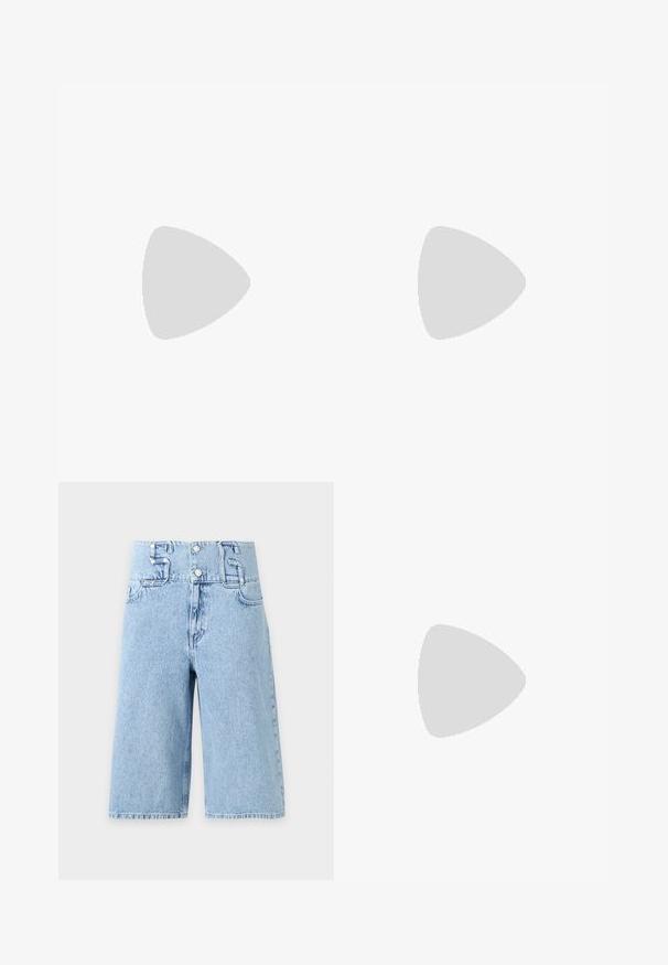 T-shirt blanc oversize à manches courtes avec petite broderie florale colorée et texte en cursive sur le haut gauche de la poitrine.; Shorts en jean bleu clair taille haute avec jambes larges, fermeture à boutons sur le devant et grandes passants de ceinture en forme des chiffres cinq et six.; Ballerines en cuir noir avec un bout rond, texture lisse, détails de couture minimalistes et design de semelle flexible.; Pochette en cuir marron avec un fermoir à boule en argent et un petit détail en chaîne argentée sur fond blanc.