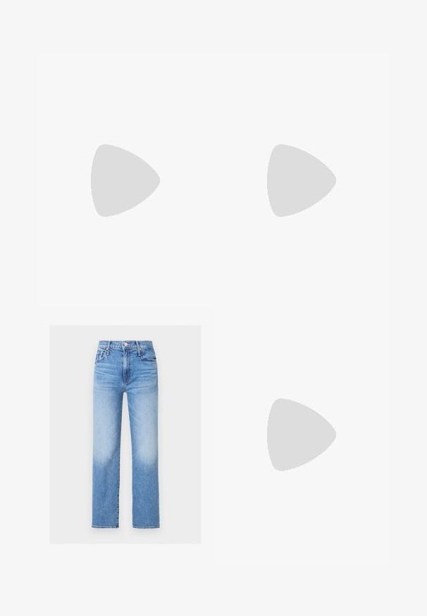 T-shirt noir à manches courtes avec un col rond, doté d'un col à motif camouflage. Fabriqué en tissu doux et extensible avec une texture lisse.; Jean en denim bleu taille haute, coupe droite, avec poches avant, passants pour ceinture, bouton, et détails délavés sur les cuisses et les genoux.; Mule à talon ouvert beige avec deux larges brides et un talon bloc doté d'un détail doré subtil.; Sac à main en cuir beige en forme de croissant avec des motifs géométriques perforés, une poignée supérieure et une bandoulière réglable sur fond blanc.