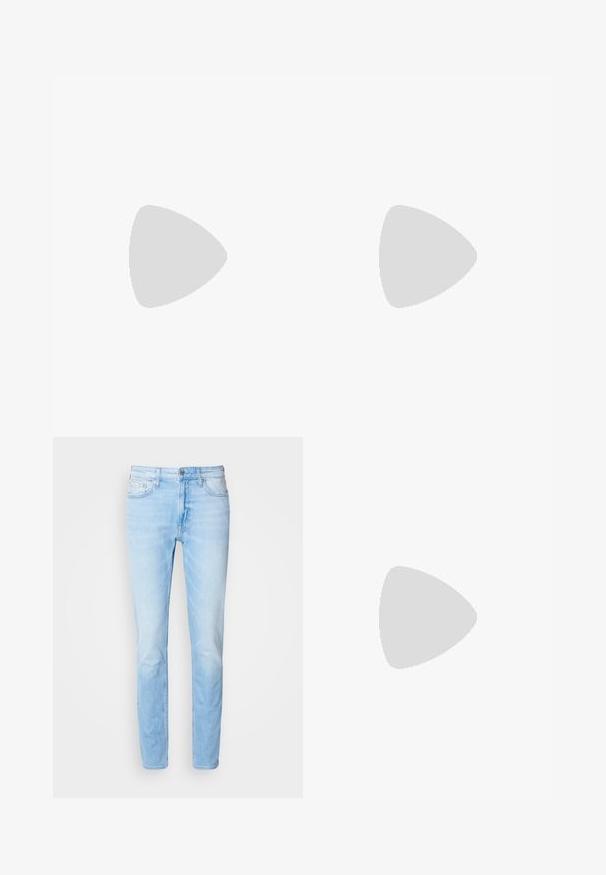 Sort bomulds T-shirt med korte ærmer, rund halsudskæring og et lille Calvin Klein-logo på brystet. Glat tekstur, klassisk pasform.; Lyseblå denimjeans med lige pasform, fem lommer, knaplukning og let falmet. Klassisk syning langs sømmene.; Hvide lædersneakers med et klassisk lavtop-design, flad sål og subtilt brandlogo på hælen. Har fem metaløjer til snørebånd.; Sort messenger-taske lavet af holdbart stof med klaplukning, frontspænde og Calvin Klein-logo i sølv. Justerbar rem inkluderet.
