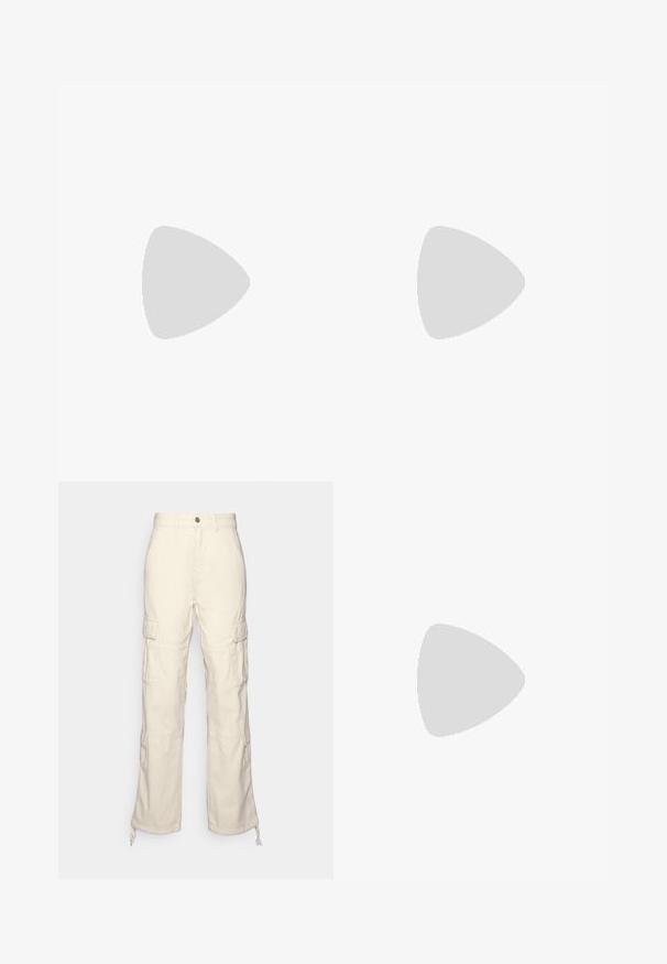 T-shirt blanc à manches courtes avec col rond et petit logo circulaire Versace Jeans Couture sur la partie supérieure gauche de la poitrine.; Guess Originals GO DAVID PANT - Pantalon classique - off-white; Baskets Versace Jeans Couture blanches et noires avec tissu en maille, semelle épaisse, bordure noire et texte de marque sur le côté et la semelle.; Lunettes de soleil noires surdimensionnées avec des verres jaunes dégradés. Présente des branches épaisses et une marque en lettres dorées "MOSCHINO". Monture en plastique lisse.