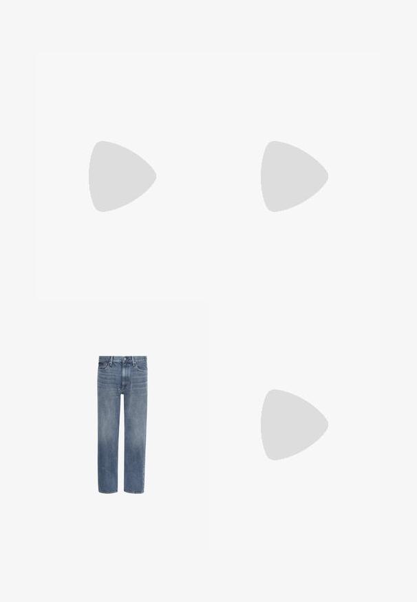 Kurzarm-Polohemd in lebhaftem Blau mit strukturiertem Palmenblattmuster, ausgestattet mit einem Kragen und einer Drei-Knopf-Leiste. Glattes Material.; Gerade geschnittene blaue Denim-Jeans mit Vordertaschen, Gürtelschlaufen und Knopfverschluss.; Schwarzer Lederloafer mit niedrigem Absatz, abgesteppten Details und einem markierten Riemen, auf einem beigen Teppich neben einem runden Holztisch platziert.; Schwarzer Ledergürtel mit quadratischer silberner Schnalle, graviert mit kleinem Calvin Klein Logo auf weißem Hintergrund.