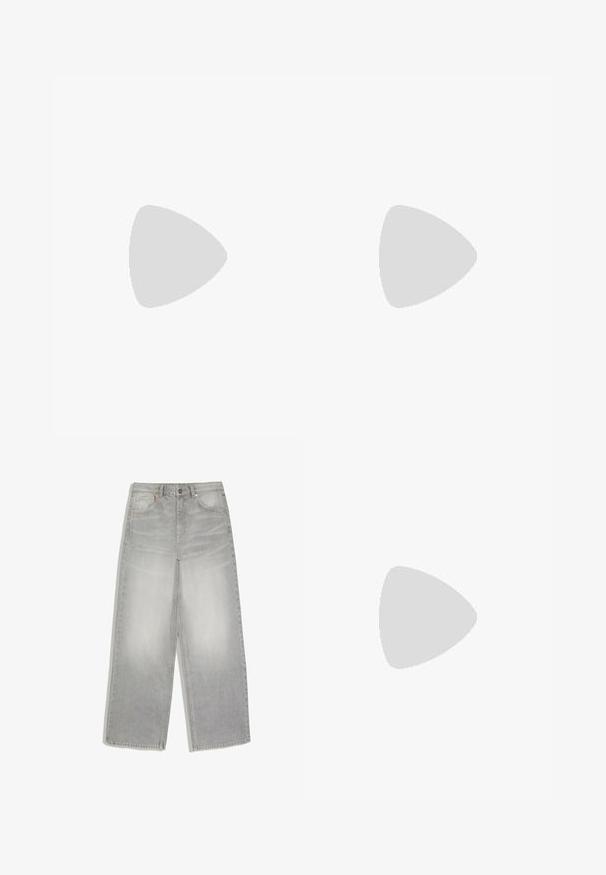 T-shirt blanc à manches courtes en coton, avec un col rond, une coupe décontractée et une texture lisse avec des détails de couture minimaux.; Jean denim gris clair à jambes larges avec poches avant et fermeture par boutons, posé à plat sur un fond blanc.; Baskets Adidas Samba noires avec des bandes dorées et une semelle en gomme, flottant au-dessus d'une surface en béton avec des escaliers flous en arrière-plan.; Petit sac à main noir brillant avec deux longues anses et des détails à cordon sur les côtés sur un fond clair uni.