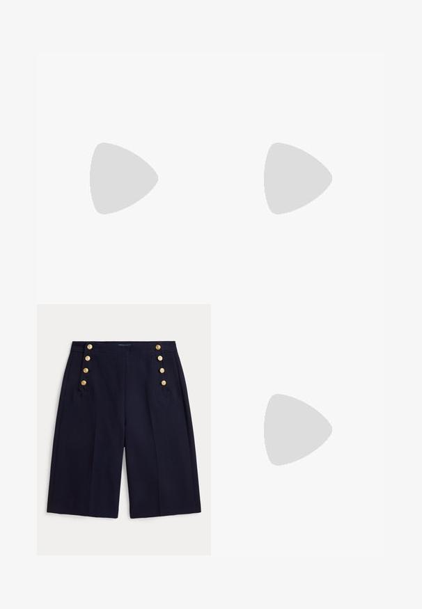 Haut bleu marine à manches courtes avec un col rond et des poignets retroussés. Fabriqué en tissu lisse et léger, adapté à un usage décontracté.; Shorts bleu marine longueur genou avec jambes larges et boutons dorés décoratifs sur les poches avant.; Sandale en cuir blanc avec un petit talon carré, comportant de fines lanières et un détail de boucle. Texture lisse et design minimaliste.; Boucles d'oreilles créoles en or, chacune ornée d'une seule perle blanche suspendue et d'un petit détail en strass sur un fond clair.