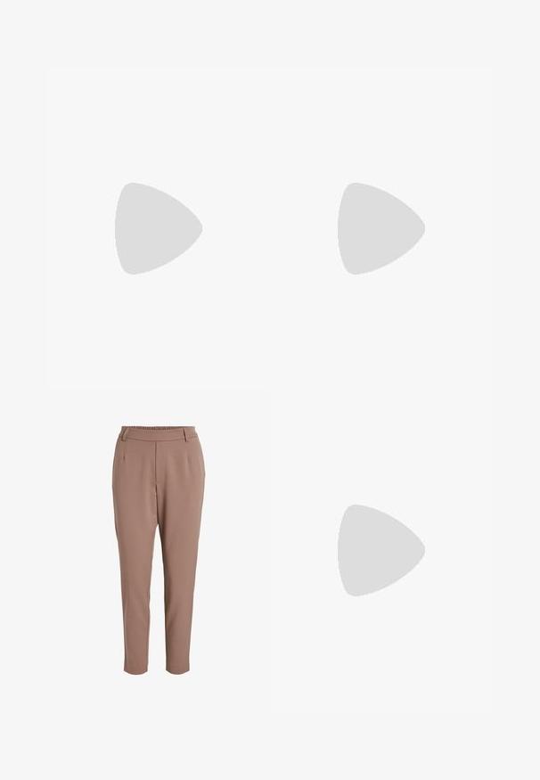 Jersey de punto de manga corta con rayas horizontales en blanco y negro y cuello en V sobre un fondo liso.; Pantalones marrones, ajustados y de textura suave, con una amplia cinturilla elástica y dos bolsillos frontales. Diseño de pierna estrecha.; Piernas con leggings oscuros acanalados combinados con bailarinas negras que presentan pequeños detalles de lazo sobre un fondo blanco.; Pequeño bolso negro brillante con dos asas largas y detalles de cordón lateral sobre un fondo claro liso.