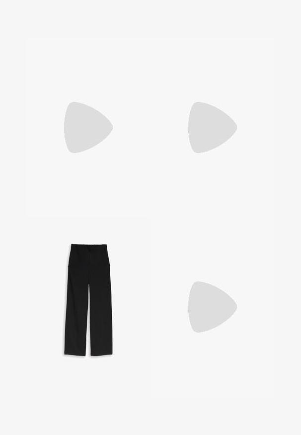 Haut sans manches gris clair en tissu tricoté doux et texturé. Présente un col rond et une coupe ample. L'étiquette indique "ANNA FIELD" à l'intérieur.; Pantalon large noir texturé avec taille élastique, présenté à plat sur un fond clair.; Mocassin en cuir noir avec une finition texturée, doté d'une sangle décorative et d'un talon plat. Design épuré et minimal avec un bout arrondi.; Ceinture en daim marron roulée avec boucle rectangulaire dorée et deux passants dorés sur un fond clair uni.