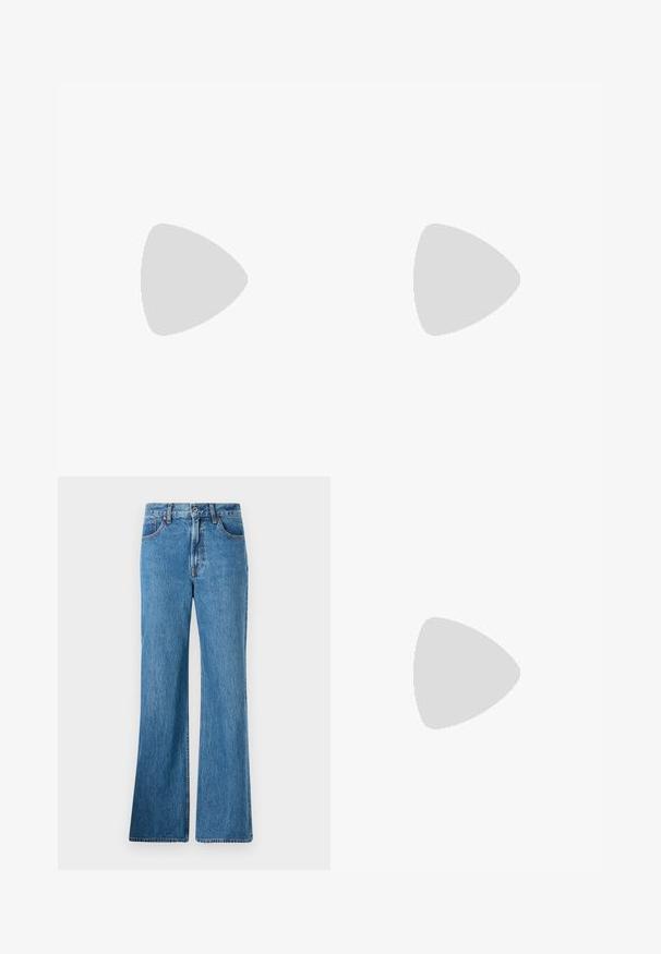 Mørkegrøn langærmet let top med høj hals og tætsiddende silhuet mod en ensfarvet lys baggrund.; Lyseblå denim flared jeans har en høj talje, forlommer og klassisk syning. Stoffet har en struktureret finish.; Sorte læder flade sko med spids tå, samling detaljer omkring åbningen, og en sølv spænde accent på den justerbare rem.; Kvinde iført en sort- og hvidmønstret bluse, der holder en blank rød skuldertaske mod en ensfarvet baggrund.