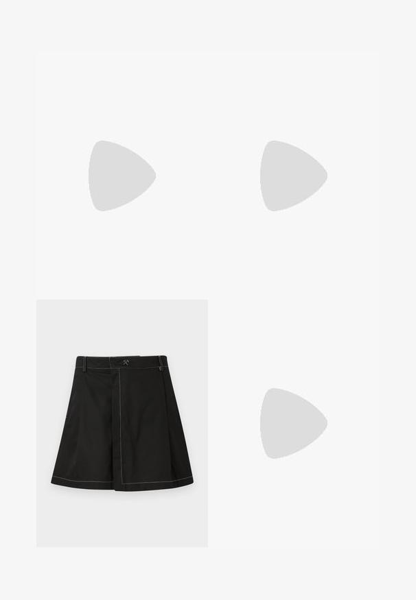 Maillot de cyclisme à manches courtes en tissu noir et lisse. Il possède une fermeture éclair à l'avant et le logo "OAKLEY" imprimé en blanc sur le côté gauche.; Jupe noire évasée avec coutures contrastantes blanches, passants de ceinture et un petit logo marteau croisé au centre avant de la taille.; Sabots noirs avec une tige texturée, une sangle ajustable et des trous de ventilation, associés à des chaussettes blanches jusqu'à la cheville et un short au-dessus du genou.; Lunettes de soleil noires au design audacieux et enveloppant. Présentent des verres gris, des accents dorés le long du cerclage et des trous de ventilation en haut.