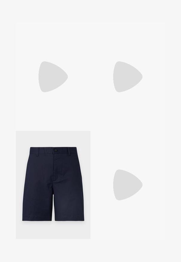 Polo bleu à manches courtes avec deux boutons, un col et un petit logo "BOSS" brodé sur le côté gauche de la poitrine.; Shorts bleu marine longueur genou avec fermeture à boutons, passants pour ceinture et design avant lisse sur un fond clair uni.; Mocassin pour homme en cuir noir avec un dessus embossé effet croco et un petit talon, présenté de profil sur un fond neutre.; Ceinture en cuir noir enroulée avec une boucle en métal noir mat sur fond blanc.