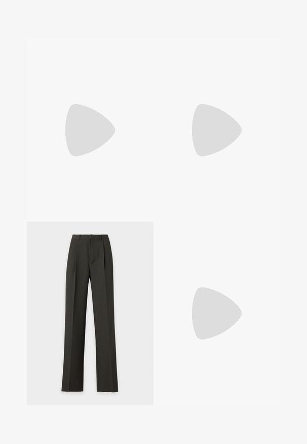 Camisa de manga larga en verde oliva claro, hecha de una tela suave con una textura lisa. Presenta un escote ancho y una silueta ajustada.; Pantalones tailored de talle alto color verde oliva oscuro con presillas para cinturón y piernas anchas y rectas sobre un fondo claro.; Zapato plano de charol marrón oscuro con una gran hebilla dorada y puntera redondeada, mostrado de perfil sobre un fondo blanco.; Bolso de hombro rectangular de color marrón oscuro con solapa tipo sobre y correa ajustable, con largos flecos a cada lado.