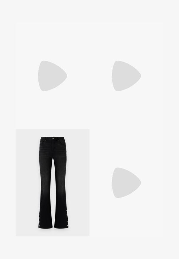 T-shirt en coton gris à manches courtes, présentant un dessin minimaliste en ligne noire de deux visages sur le devant, un col rond et une coupe décontractée.; ONLY ONLWAUW MID WAIST FLARED - Jean flare - washed black; Sandale mule noire à talon avec motif crocodile, bout carré et talon bloc reposant sur un sol texturé près d’un mur carrelé.; Petit sac à main noir brillant avec deux longues anses et des détails à cordon sur les côtés sur un fond clair uni.