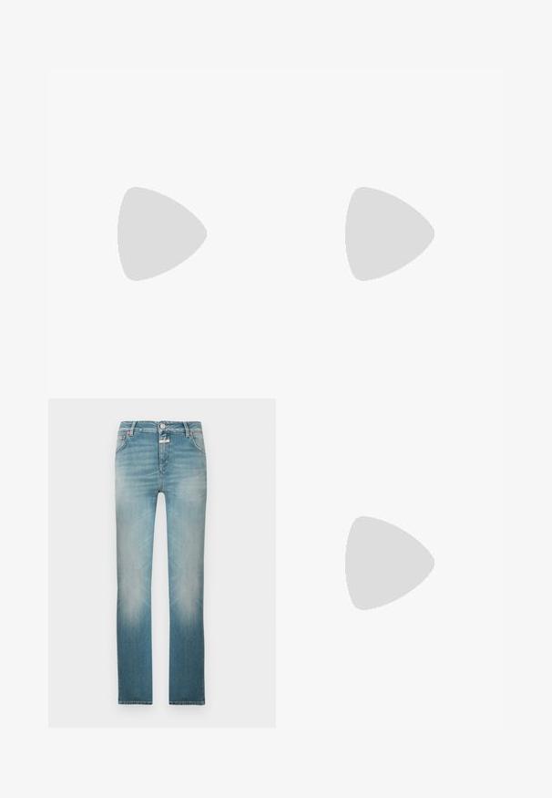 Haut beige sans manches avec un profond col en V et des épaules structurées, en tissu lisse, présenté sur un fond uni.; Jean en denim bleu clair à coupe droite, finition délavée, cinq poches et fermeture par bouton en métal à la taille.; Ballerines en tissu marron avec un bout pointu et une texture lisse, dotées d'un talon bas et d'une fine semelle noire. Aucune motif ni élément métallique visible.; Sac à main rectangulaire en daim marron avec une poignée supérieure, une poche avant à rabat et des détails à lacets de chaque côté sur un fond uni.