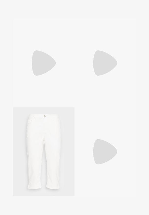 Mørkeblå kortærmet t-shirt lavet af bomuld. Har en rund halsudskæring og en afslappet pasform med sideudskæringer for bedre bevægelsesfrihed.; Kaffe KAZELINA - Jeans Straight Leg - chalk; Sort sandal med to justerbare remme, sølvspænder og en korksål på en struktureret sort gummisål.; Guldtonede metaløreringe med cirkulære trædetaljer, der har en glat overflade og et minimalistisk design. Silhuetten understreger enkelheden.
