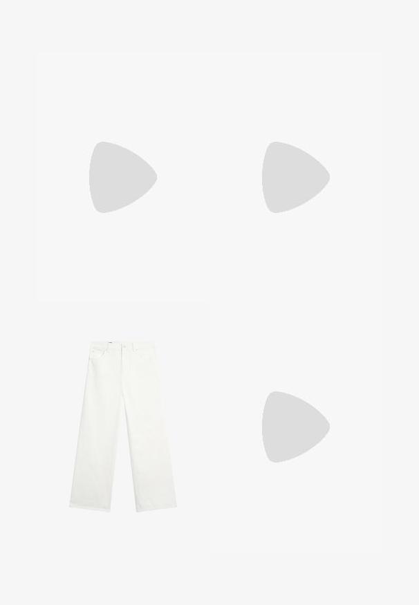 Strapless top van lichtbeige stof, getailleerd ontwerp met een gladde textuur, naadloze randen en geen zichtbare patronen of hardwaredetails.; Witte denim jeans met wijde pijpen, een knoop aan de voorkant, riemlussen en zijzakken, weergegeven op een effen witte achtergrond.; Zwarte rubberen teenslipper met een gestructureerd voetbed en dunne Y-vormige bandjes op een effen witte achtergrond.; Zwarte rechthoekige zonnebril met donker getinte glazen en dikke monturen tegen een witte achtergrond.