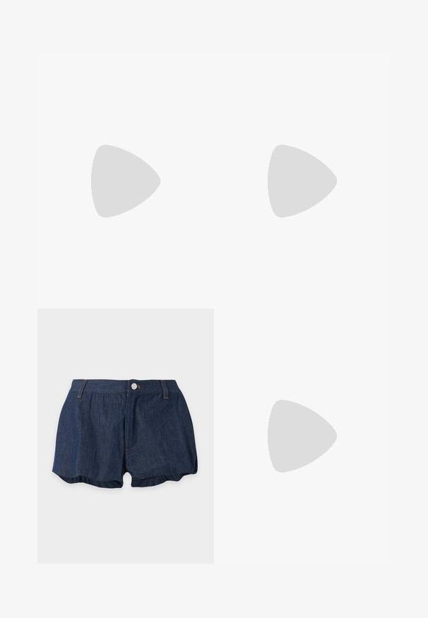 Débardeur blanc sans manches à col rond avec étiquette noire au col, présenté sur un fond clair uni.; Short en jean bleu foncé avec fermeture à bouton et zip, passants pour ceinture et léger détail froncé aux ourlets des jambes sur fond uni.; Sandale noire à talon haut avec une large bride avant et une boucle d'orteil dotée d'un détail de corde nouée, vue de profil sur fond blanc.; Sac à main en cuir noir embossé en crocodile avec un design structuré, une poignée supérieure, une bandoulière ajustable et un détail de logo en avant bien visible.
