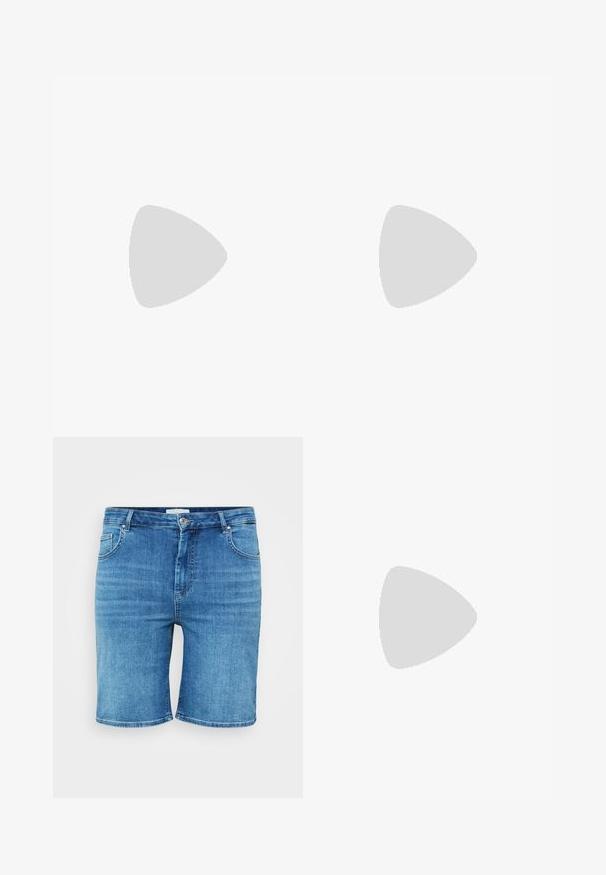 Weißes Baumwoll-T-Shirt mit rundem Halsausschnitt und kurzen Ärmeln. Lockere Passform mit glatter Textur und ohne sichtbare Muster oder Akzente.; Jeansshorts in Mittelblau, mit geradem Schnitt, Fünf-Taschen-Design und Knopfverschluss. Weicher Stoff, saubere, gesäumte Kanten.; Schwarze Sandale mit Riemchen, quadratischer Zehenform und niedrigem Blockabsatz. Verfügt über mehrere dünne Riemen und einen verstellbaren Knöchelriemen. Hergestellt aus glattem Leder.; Schwarze Sonnenbrille mit einem eleganten rechteckigen Rahmen und blauen Gläsern. Besitzt eine glatte Oberfläche und robuste Scharniere. Markenlogo an der Seite.
