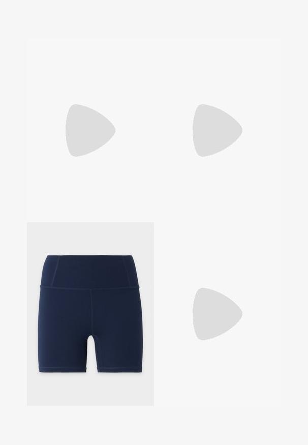 Sort kortærmet rash guard lavet af strækbart materiale, med et hvidt "ROXY" logo på forsiden og en rund halsudskæring.; Marineblå højtaljede tætsiddende shorts med flade syninger og længde til midt på låret, vist på en ensartet lys baggrund.; Hvide mesh sneakers med hvide snørebånd, gummisåler og rund tå. Har et logo som accent. Letvægts- og åndbar design.; Hvid bomuldsrem med to aflange håndtag, der har en glat tekstur og en rektangulær krop. Enkel design, ingen yderligere mønstre eller udsmykninger.
