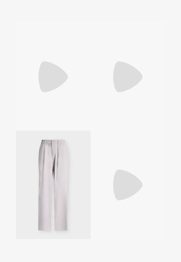 Polo noir à manches courtes avec col, deux boutons, accents blancs aux épaules et logo "BOSS" sur la poitrine gauche.; Pantalon gris clair à jambes droites, taille élastique, fermeture bouton et plis sur le devant, présenté sur un fond uni.; Mocassin homme en cuir noir avec couture moc toe, bride penny, col texturé et petit talon empilé sur fond blanc.; Ceinture en cuir noir roulée avec une boucle en métal argenté rectangulaire visible sur un fond clair uni.
