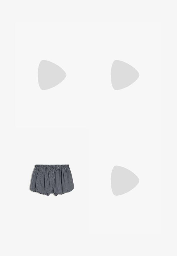 Blå sweatshirt med ribbet rund hals, der har horisontale lyseblå striber og en glat tekstur. Rent design, blødt stof.; Navyblå og hvide ternede shorts med elastik i taljen og snøre foran, vist på en hvid baggrund.; Sort ballettflat med blomsterprint, hvidt design med tre striber og en stofankelrem. Materialet har tekstur og en fleksibel brun sål.; Sorte rektangulære solbriller med tykke stel og brune tonede linser, vist forfra på en hvid baggrund.