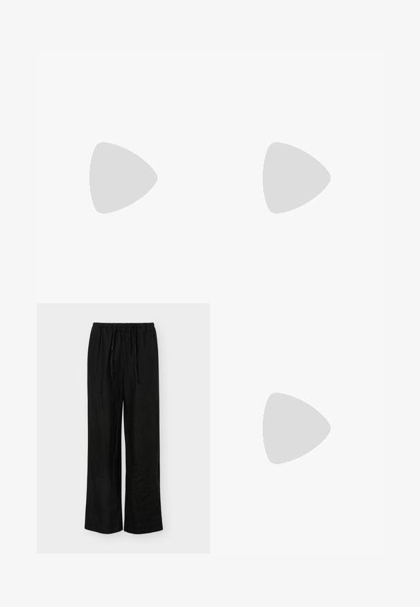 Top corto negro de manga corta con mangas rizadas dramáticas, escote redondo y detalle de abertura en la parte posterior. Material suave.; Pantalones negros de pierna ancha con cintura elástica y cordón, hechos de tela ligera, mostrados sobre un fondo blanco.; Sandalia negra de punta abierta con tacón bajo de bloque y finas correas en el tobillo sobre un fondo gris claro.; Bolso clutch plateado brillante con solapa de estilo sobre y adorno decorativo, pequeña correa de cadena plateada, sobre fondo liso claro.