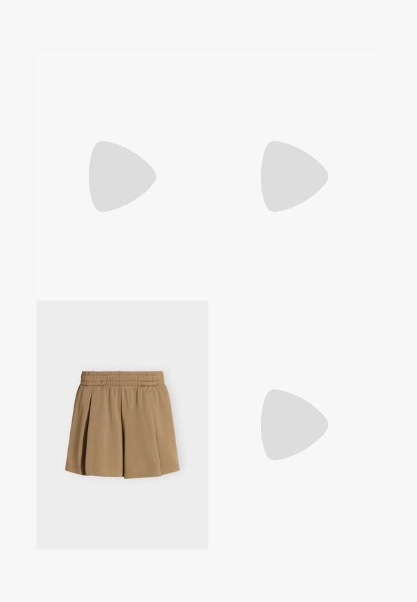 Musta lyhythihainen T-paita, joka on valmistettu puuvillasta ja jossa on valkoisilla kirjainmerkeillä "EA7 Emporio Armani" -logo rinnassa. Pyöreä pääntie.; Beige pliseerattu hame, jossa joustava vyötärönauha, valmistettu sileästä kankaasta, esitetty yksinkertaisella vaaleanharmaalla taustalla.; Valkoiset ja harmaat tossut verkkopäällä, mustat yksityiskohdat ja teksturoitu pohja. Varusteena nauhat, brändäys ja kontrastisia suunnitteluelementtejä.; Vaaleanruskea nahkainen tilava laukku, jossa on kaksi kahvaa ja edessä vetoketjutasku, esitetty yksiväristä valkoista taustaa vasten.