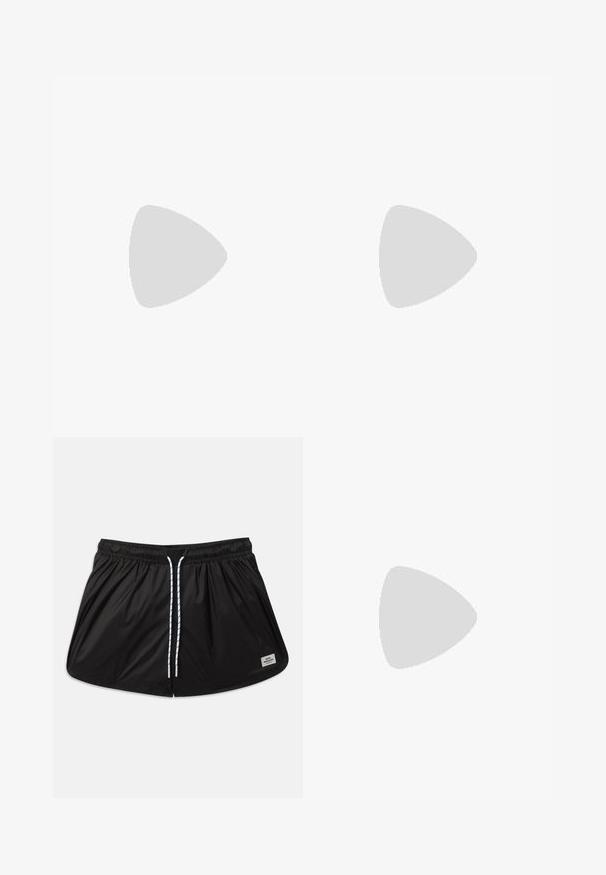 T-shirt oversize violet clair à manches courtes avec un col rond, présenté sur un fond uni clair.; Short de bain léger noir avec ceinture élastique, cordons blancs, poches latérales et une petite étiquette logo rectangulaire sur l'ourlet.; Ballerines blanches et grises avec un bout arrondi et un lacet élastique, présentant trois rayures grises, et une semelle en caoutchouc beige.; Sac à main noir froncé avec une poignée froncée, posé sur une sphère en pierre texturée devant un mur en béton beige.