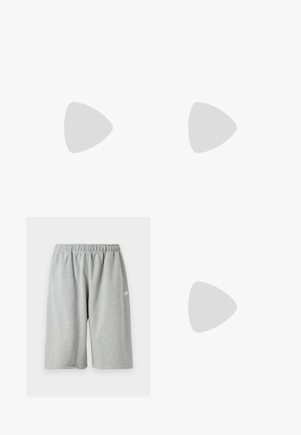 Geel katoenen t-shirt met korte mouwen en een ronde halslijn, met een bedrukt grafisch logo op de linkerborst.; Grijze katoenen shorts met een elastische tailleband, voorzien van een losse pasvorm en een klein wit logo vlakbij de zoom. Gladde textuur, boven-knielengte.; Zwarte atletische sneaker met zichtbare luchtgeveerde tussenzool die boven een roze stenen oppervlak zweeft met een grijze stenen muur op de achtergrond.; Zwarte Lacoste duffletas met dubbele handvatten, schouderriem en een wit logo patch aan de voorkant, tegen een effen lichte achtergrond.