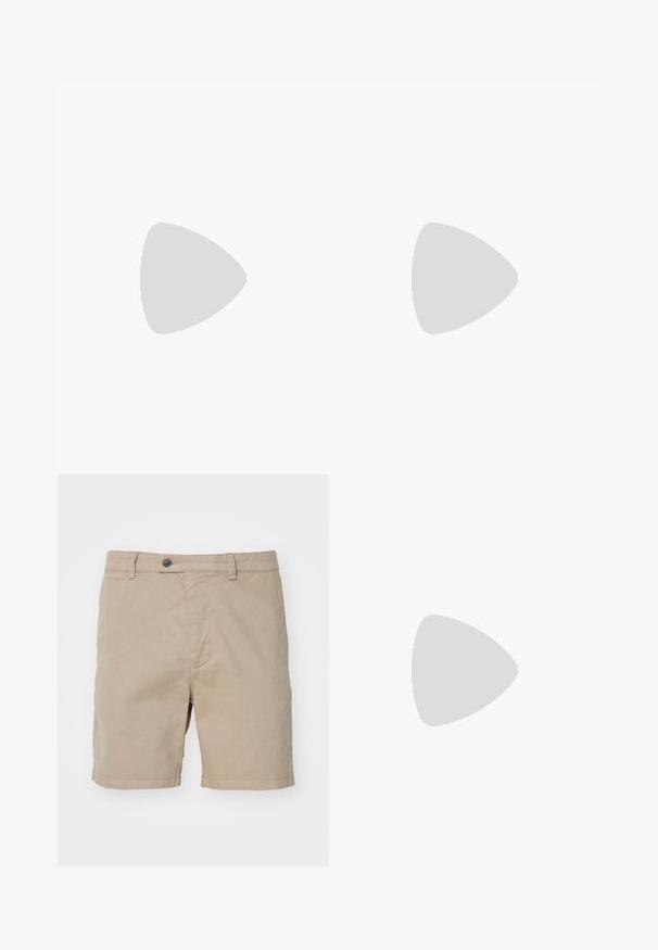 Navy blauwe polo met korte mouwen, gemaakt van katoen. Voorzien van een drie-knops sluiting en een subtiele logo op de borst. Gladde textuur.; Tiger of Sweden CAID - Shorts - moon stone; Beige suède sneaker met een ronde neus, witte rubberen zool en bijpassende veters. Minimalistisch ontwerp met subtiele stiksels.; Beige geweven riem opgerold met zilveren metalen gesp en beige lederen afwerking op een effen lichte achtergrond.
