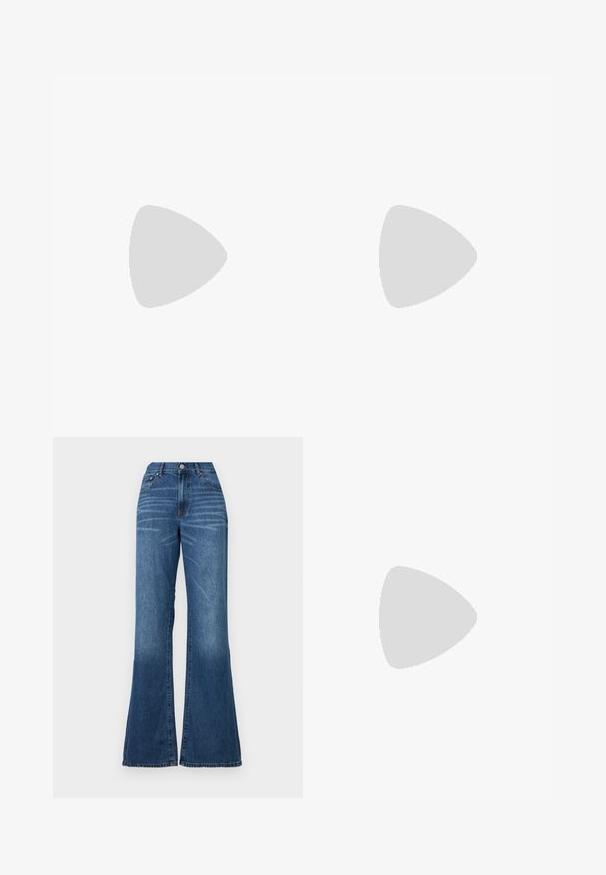Zwarte lange mouwen shirt van zacht katoen met een ronde hals; voorzien van een klein, gedrukt logo op de linker borst.; Wijde pijp jeans van middelmatig gewassen denim. Heeft een hoge taille, sluiting met een knop aan de voorkant en minimale vervaging. Rechte snit van bovenbeen tot zoom.; Zwarte leren ballerina met een ronde neus, gladde textuur, minimale stikdetails en een flexibele zoolontwerp.; Zwarte handtas van lakleer met afgeronde handgrepen, een afneembare schouderriem en zilveren sluiting op een effen witte achtergrond.